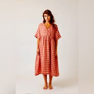 Drop sleeve loose fit linen gingham dress from Los Angeles based amente.